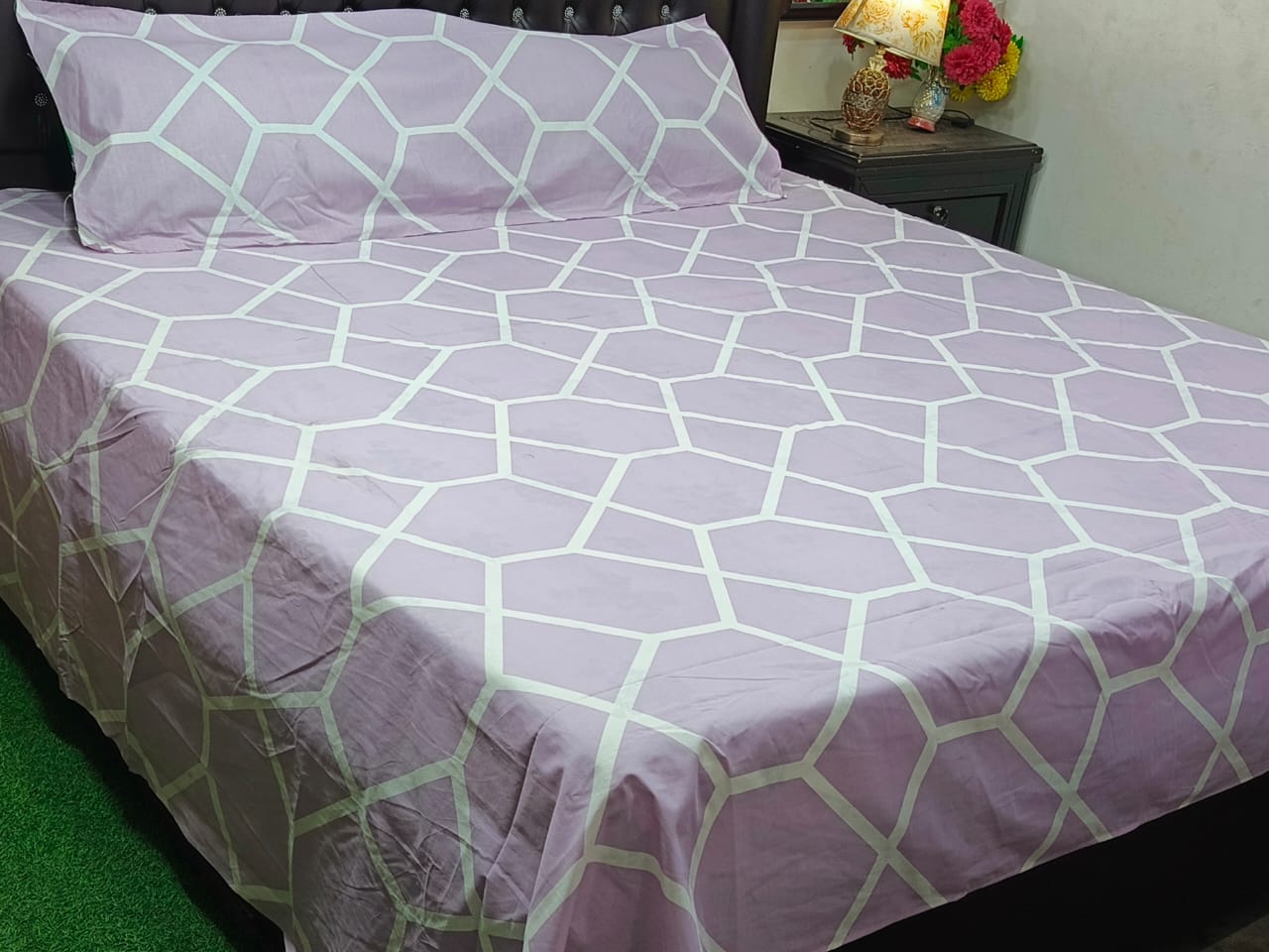 Modern Lilac Geometric Hexagon Print Double Bed Sheet Set with 2 Pillow Covers - Contemporary Bedsheets.